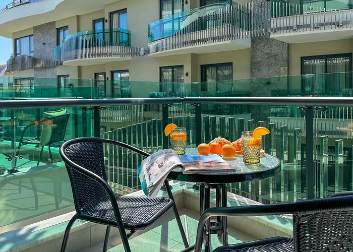 Qoople Legend B - Premium Steps From The Sea Apartment