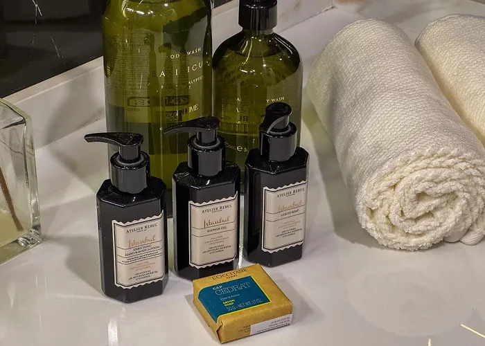 Qoople Legend B - Premium Steps From The Sea Apartment *